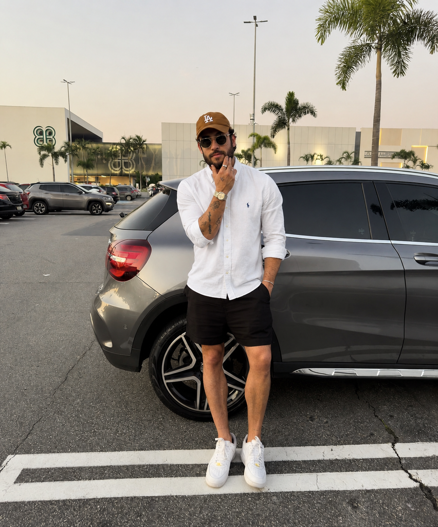 Kunde trägt das SOLARO Leinenhemd