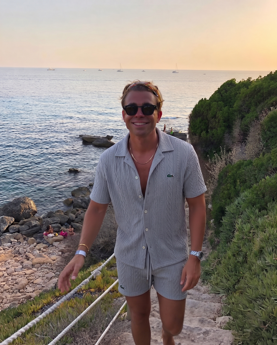 Customer wearing the SOLARO linen shirt